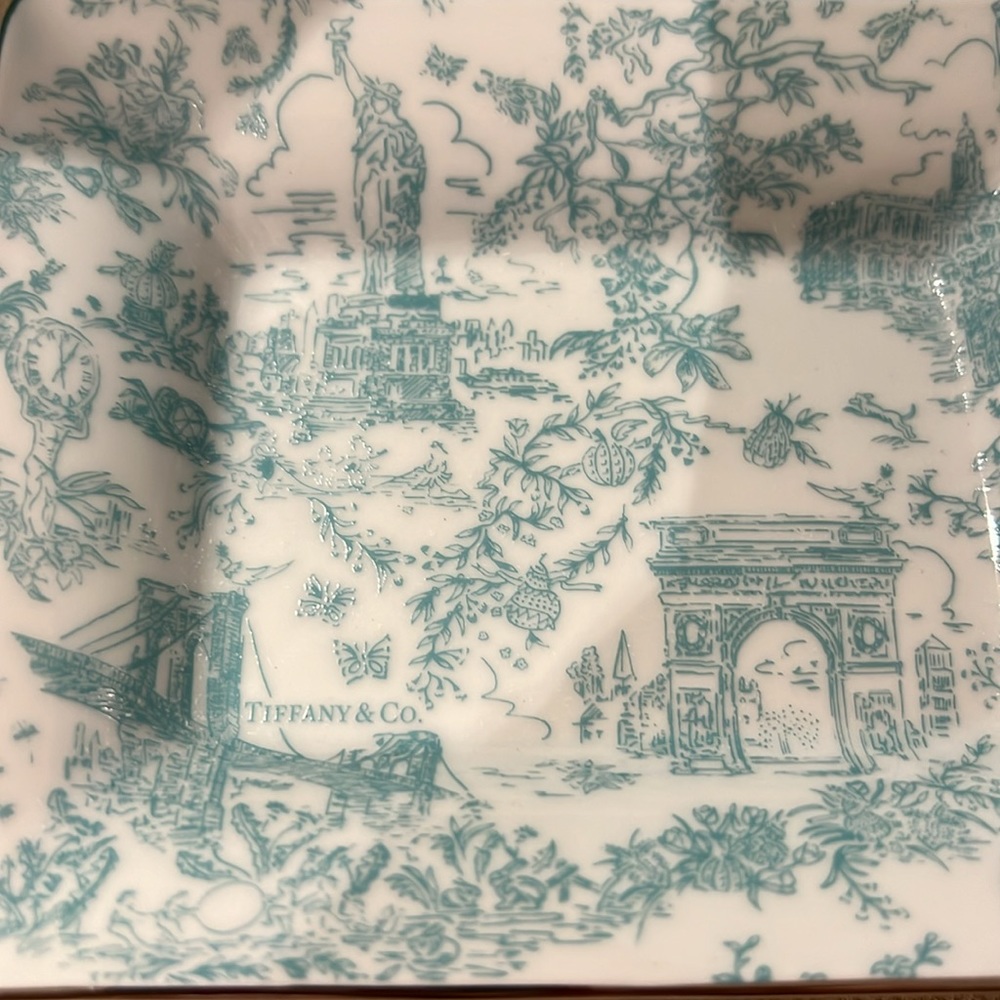 EXCLUSIVE TIFFANY & Co. NYC Flagship Toile Porcelain Trinket Tray - Picture 6 of 7